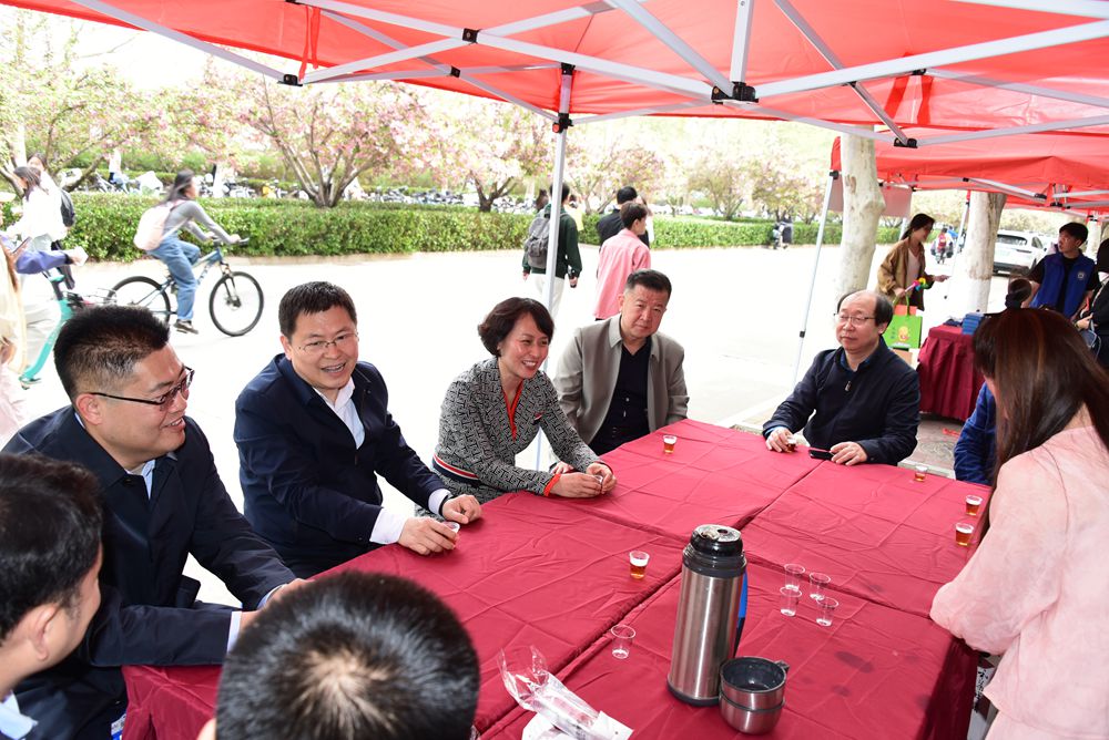 学校举办“春日重逢・樱约潍院”校友返校活动